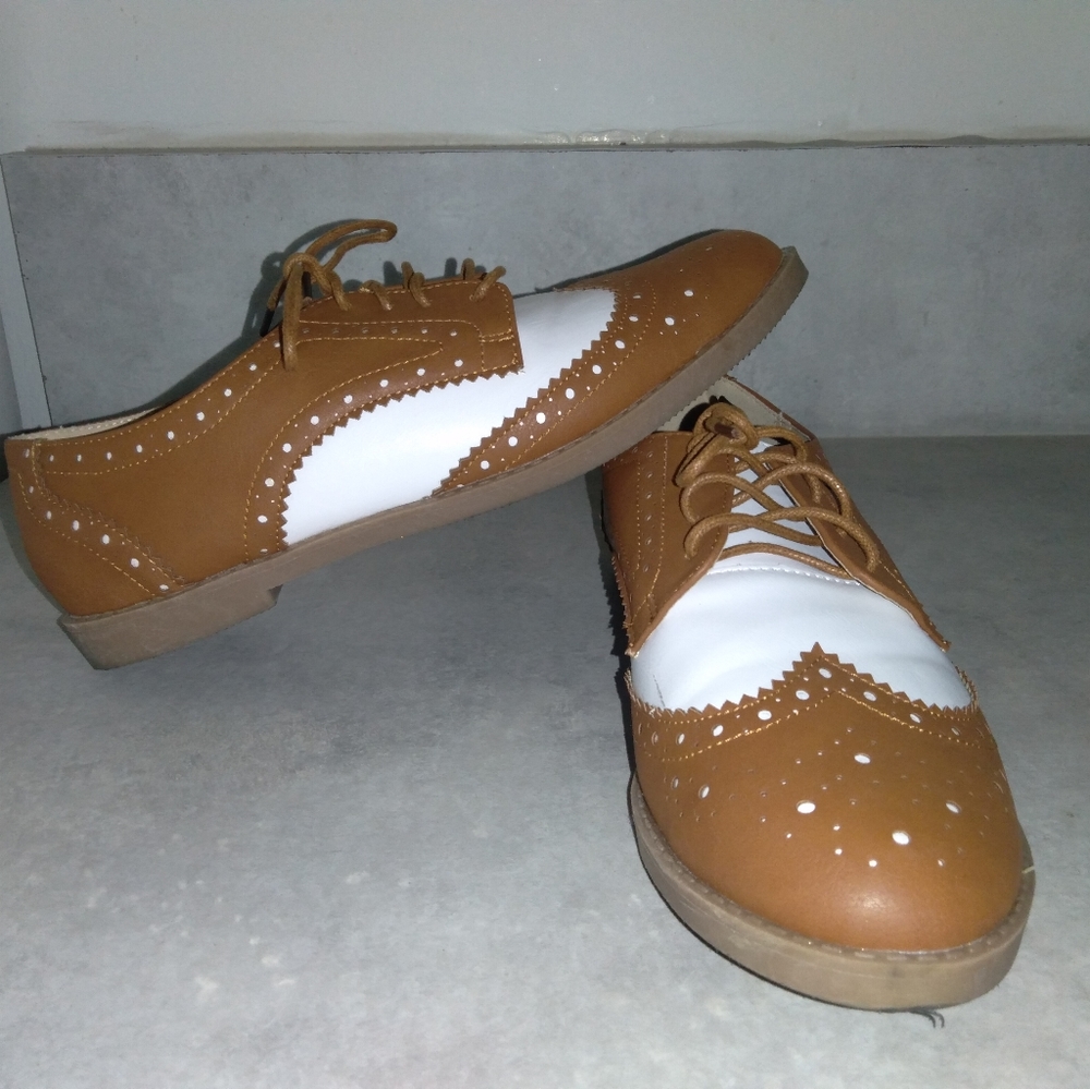 Ollio Womens sz 7 Brown White Classic Lace Up Dress flats Oxford Shoe Casual
